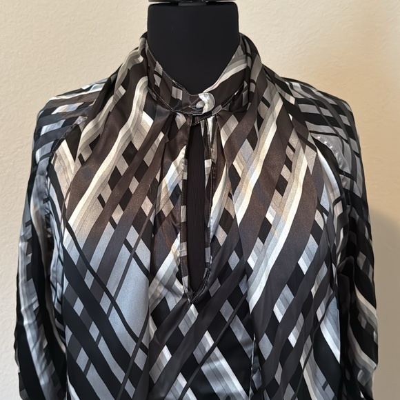 New York & Company Women’s Short Sleeve Blouse M - Picture 3 of 11